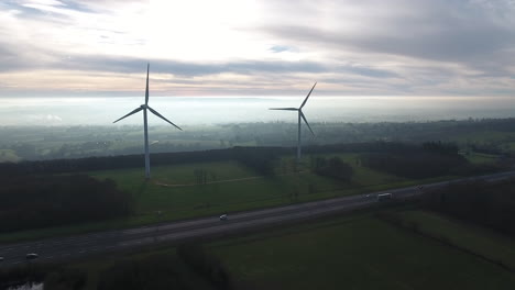 Drohnenschuss-Auf-Windkraftanlagen-Mit-Nebligem-Landschaftshintergrund.-Drohnenantenne